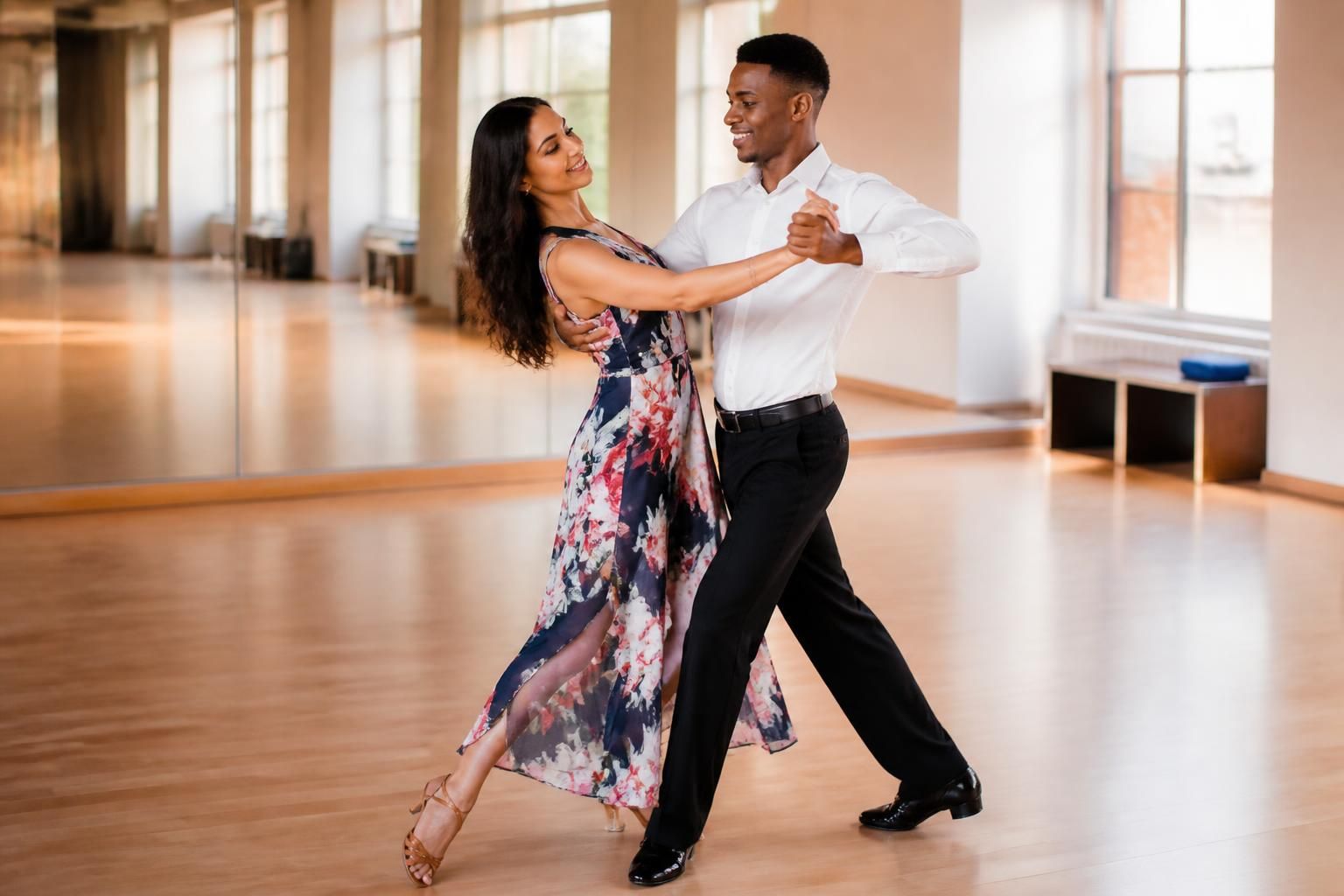 découvrez les principaux styles de danse de salon à connaître avant votre premier cours pour bien débuter et profiter pleinement de cette expérience artistique et sociale.