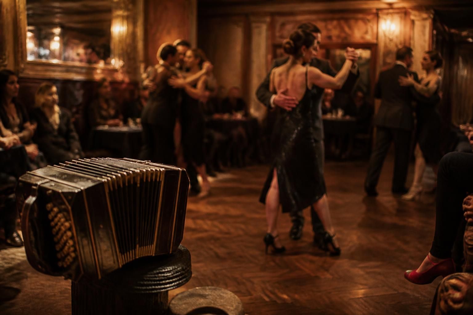 découvrez les orchestres emblématiques et les rythmes incontournables du tango pour une immersion musicale authentique et passionnée.