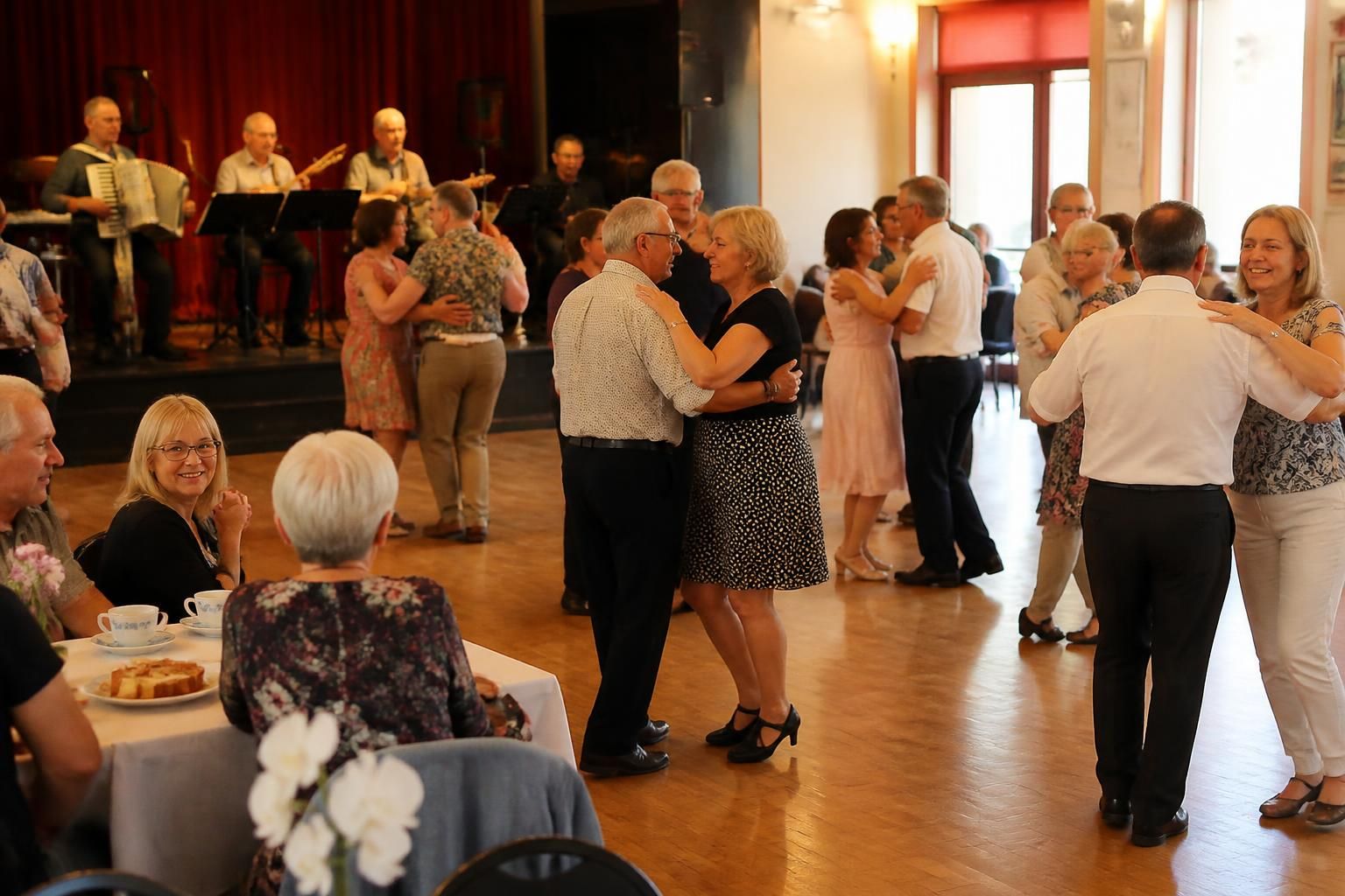 découvrez nos conseils pour profiter pleinement de la piste lors du dansant dimanche après-midi. apprenez à danser avec aisance et amusez-vous en toute convivialité.