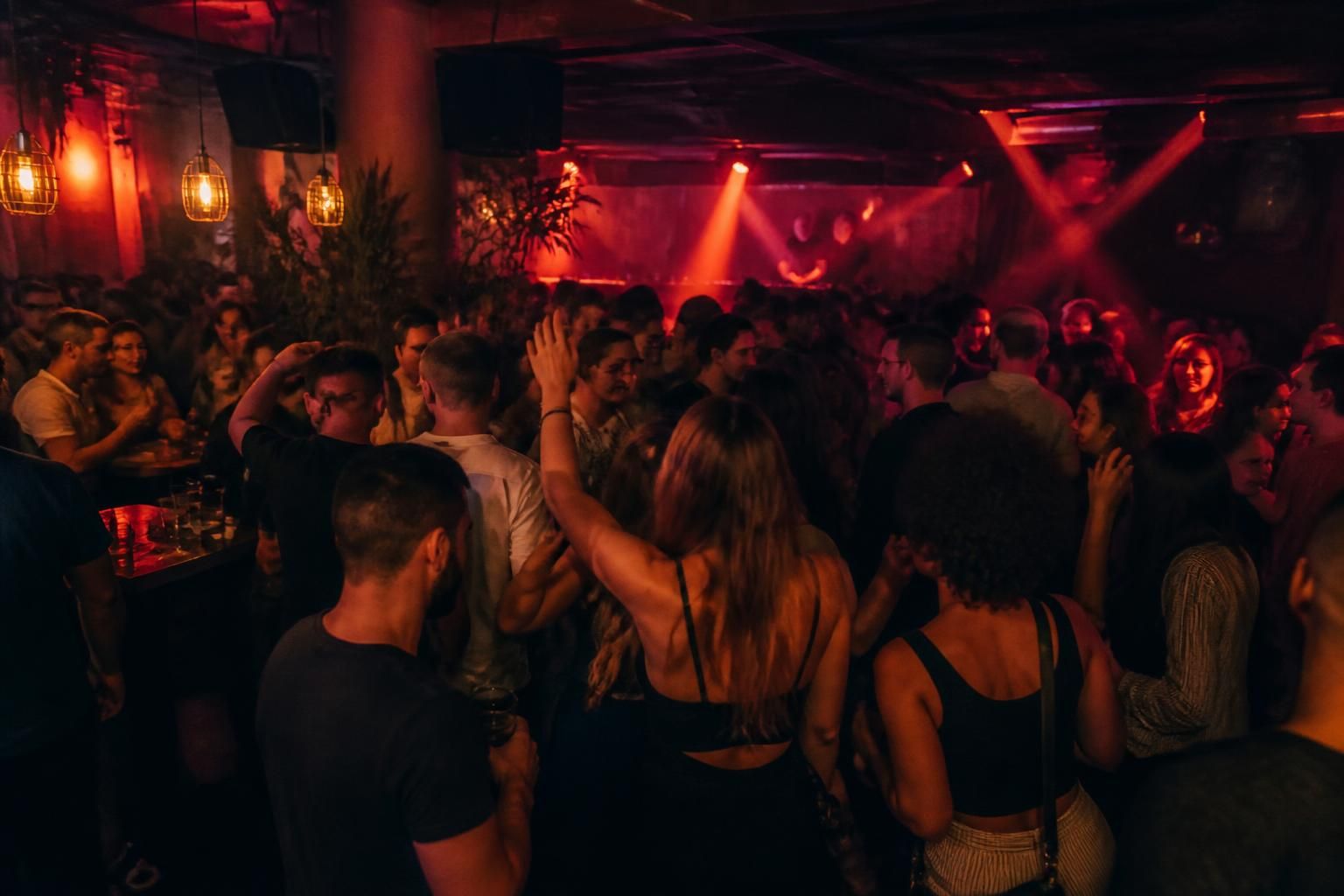 découvrez les paroles de 'alors on danse' et explorez le sens du texte ainsi que les raisons de son immense succès populaire.