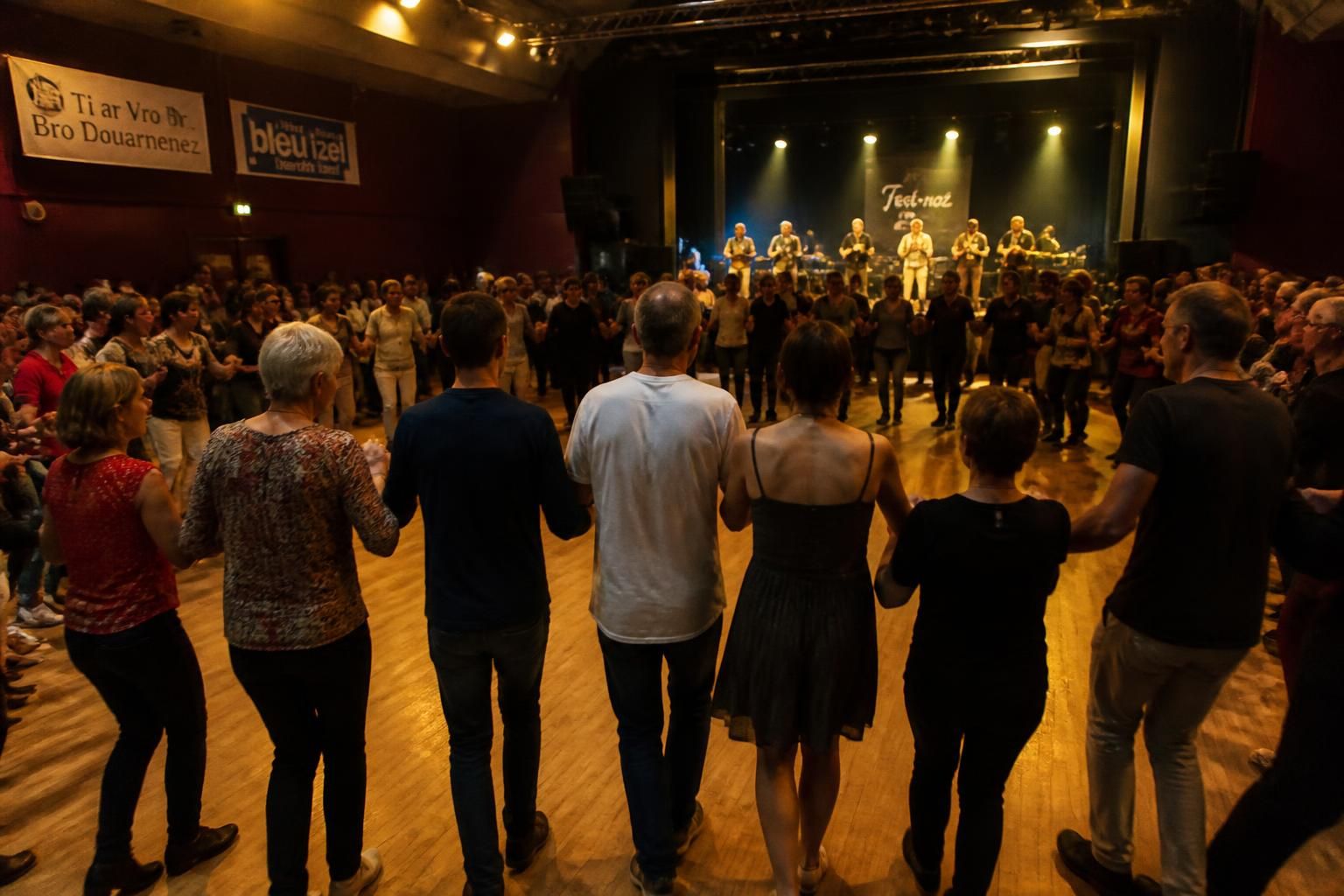 découvrez la danse bretonne : ses traditions authentiques, les pas de base à maîtriser et l'ambiance festive unique des fest-noz.