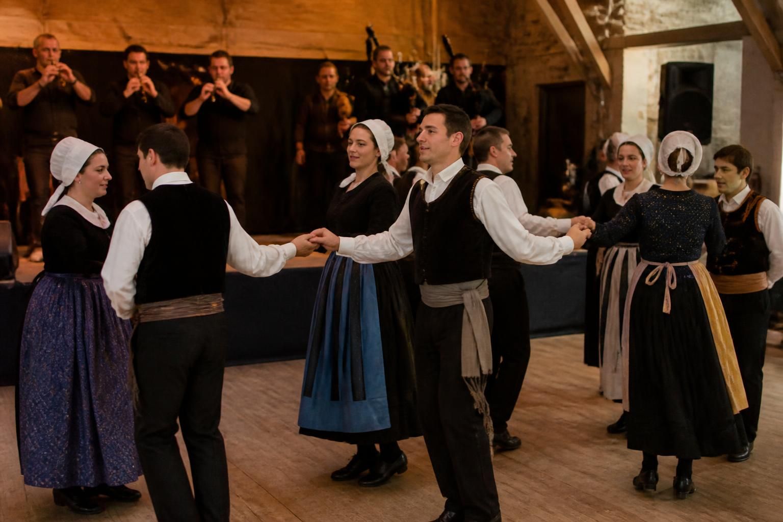 découvrez la danse bretonne : ses traditions authentiques, les pas de base indispensables et l'ambiance conviviale des fest-noz pour plonger au cœur de la culture bretonne.