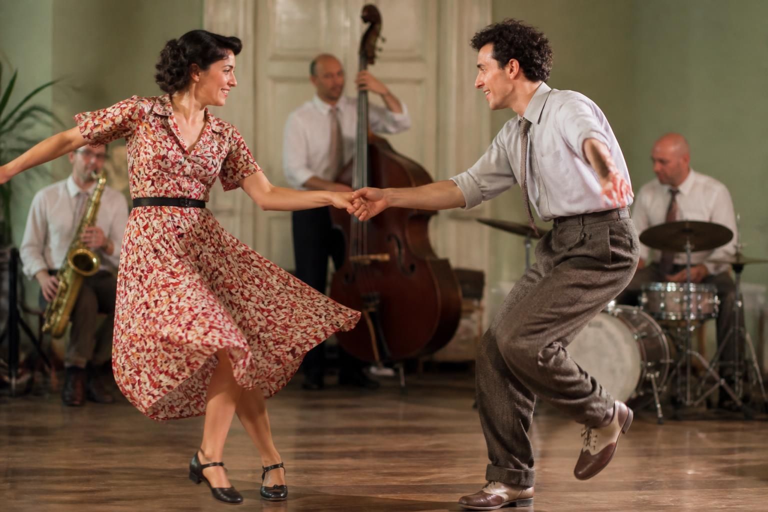 découvrez les styles de danse swing, les musiques incontournables et nos conseils pratiques pour bien débuter et progresser avec plaisir.
