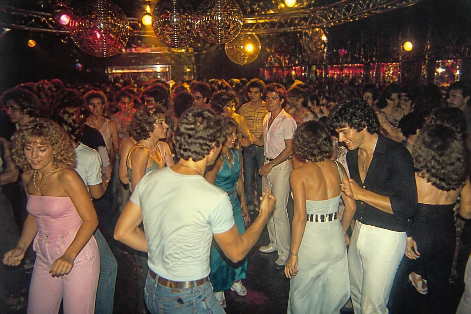 découvrez l'histoire du tube 'danser le mia' et les mouvements emblématiques qui ont marqué cette danse incontournable.