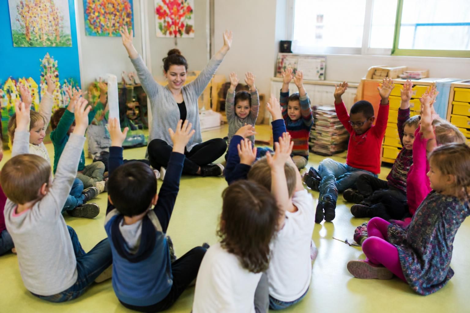 découvrez 'jean petit danse' : les paroles, les gestes et leur intérêt éducatif pour les enfants, un conte ludique pour apprendre en s'amusant.