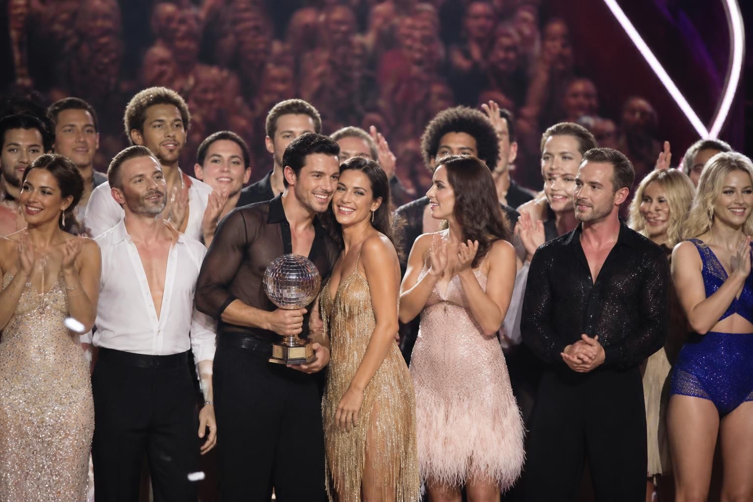 découvrez les lauréats emblématiques de danse avec les stars, leurs performances mémorables et les saisons clés qui ont marqué l'histoire du célèbre concours de danse.