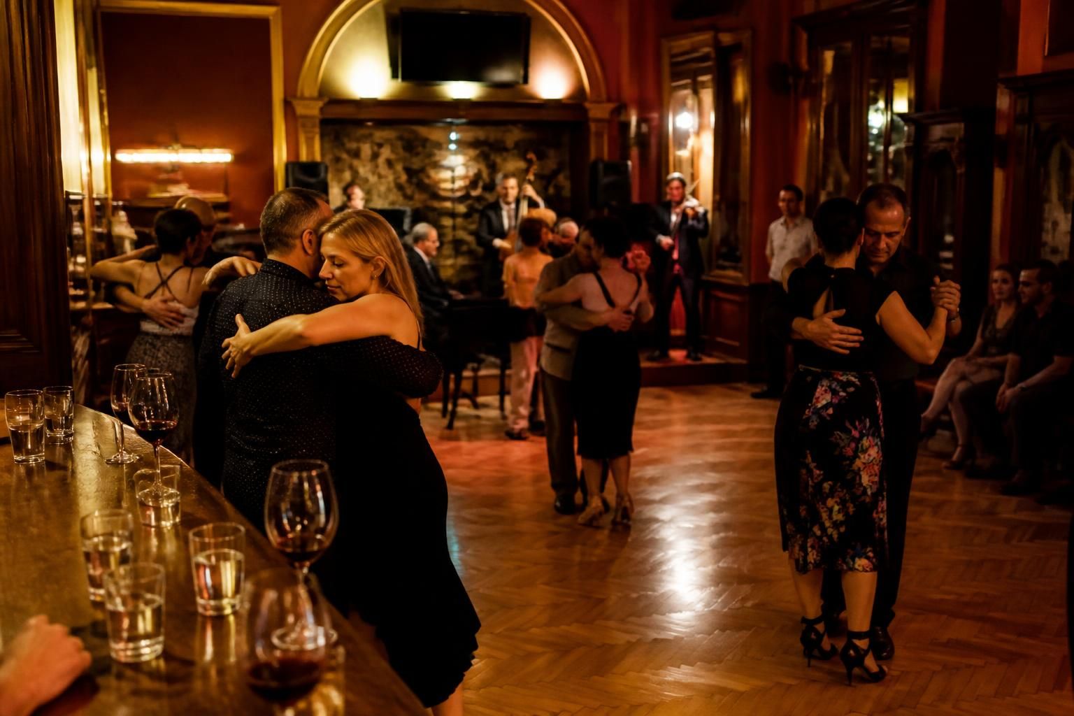 découvrez comment choisir les rythmes parfaits pour danser selon l'ambiance, et créez une playlist dynamique qui fera vibrer toutes les soirées.